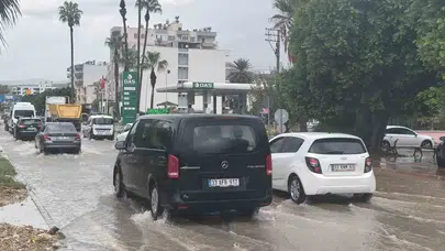 Silifke'de sabah kabusu! Sular yuttu, tarihi yapı bile direnemedi!