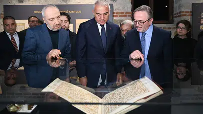 Kâbe'de imzası olan Türk hattat paha biçilmez eserini millete bağışladı
