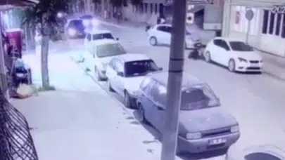 Savrulan motosikletlinin başı otomobilin tamponuna çarptı: Görüntüler herkesi şaşırttı