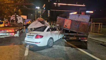 Beyoğlu'nda zincirleme kaza: Kamyonun altına giren araçtan bakın kimler çıktı!