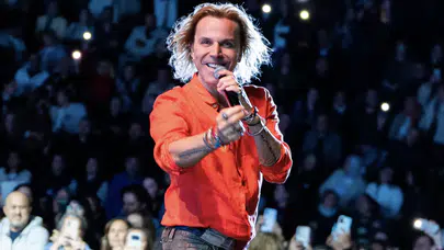 Soner Arıca Misafir Şarkılar turnesinin ilk konserini İzmir'de verdi