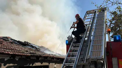 Düzc'ede ahşap fabrikasında yangın paniği: Alevler yerleşim alanına yaklaştı