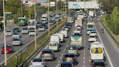 İstanbul Anadolu Yakası'nda trafik yoğunluğu yüzde 85'e ulaştı: Metrobüs duraklarında kilitlenme