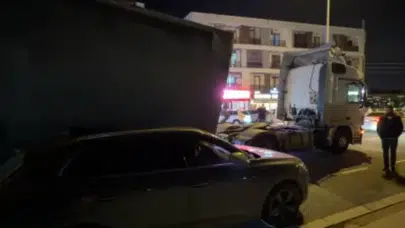 Düzce’de dev dorse yola devrildi: 3 araç ezilmekten kıl payı kurtuldu