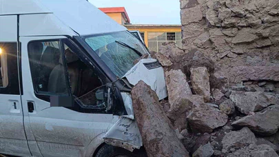 Alın teri yolunda ölümle burun buruna... Minibüs duvara tosladı, umutlar yola saçıldı!