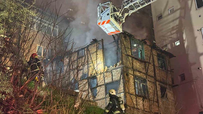 Alev alev yanan iki katlı ahşap metruk bina küle döndü