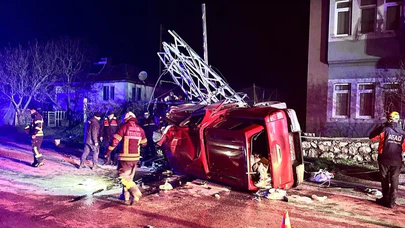 Amasya'da yol kenarı savaş alanına döndü! Elektrik direği ortadan ikiye ayrıldı...
