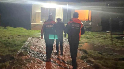 Aracı akıntıya kapılan vatandaş son anda kurtuldu