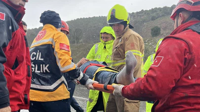 Bursa yolunda ölümle burun buruna... TIR kontrolden çıktı, tonlarca demir savruldu!