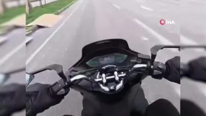 Seyir halindeki kamyonetten korku yağdı! Alçıpanların yol saçıldığı anlar kamerada...