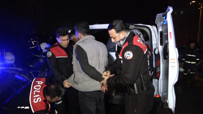 Benzin dökerek hem kendinin hem de kız arkadaşının aracını yaktı