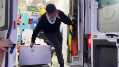 Bıçak darbeleri umurunda olmadı, sedyeden atlayıp saldırdı! Yaralıların gazeteci avı anbean kamerada...