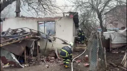 Bilecik'te korkutan yangın... Alevler evi yuttu, geriye sadece duvarlar kaldı!