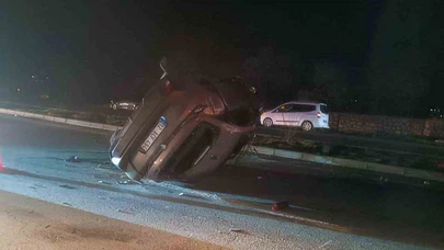 Bir yol, bir çarpışma, 3 yaralı... Bingöl’de Kazanın şiddeti otomobili devirdi!