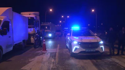 Büyükçekmece TEM Otoyolu’nda tır devrildi: 1 yaralı