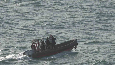 Dalgalarla boğuşan 2 kişiyi deniz polisi kurtardı