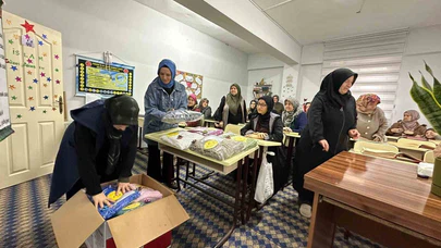 Depremzede çocuklara atkı ve bere ördüler