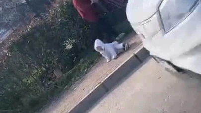 Dilenci kadınların kavgası kamerada: Kucağındaki bebek yere düştü
