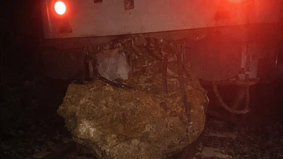 Ölüm kalım anları! Düşen kaya treni raydan çıkardı