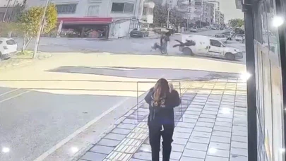 Lise öğrencisi gencin hayalleri yarım kaldı... Mersin’de yürekleri dağlayan motosiklet kazası kameraya böyle yansıdı!