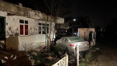 Tekirdağ’da akılalmaz kaza... Duvarı aştı, evin bahçesine daldı!