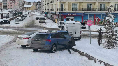 Erzurum’da buz kazandı: Zincirleme kaza yetmedi, sürücü de yola serildi!