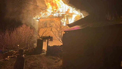 Gümüşhane’de 3 katlı evde yangın: Evdeki yaşlı adamı arama çalışmaları sürüyor