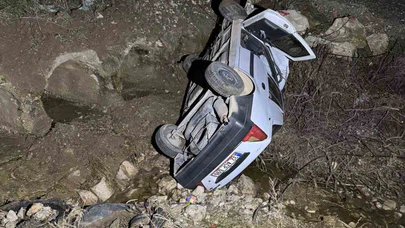 Isparta’da ölümle burun buruna... Hurdaya dönen araçtan sağ çıktılar!