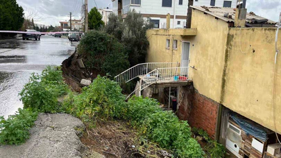 İzmir’de evin istinat duvarı çöktü: 3 kişi tahliye edildi