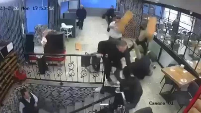 Kafede sandalyeli savaş... Sözlü atışma büyüdü, mekan yerle bir oldu!