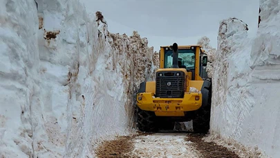 Kar kalınlığının 4 metreyi bulduğu Yüksekova’da kar savaşçılarının zorlu mesaisi