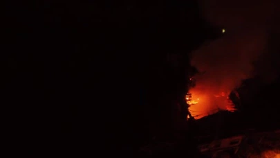 Karabük’te 3 katlı binada yangın: Mahsur kalan yaşlı adam kurtarıldı