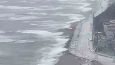 Karacabey’de fırtına ve sağanak sonrası deniz taştı