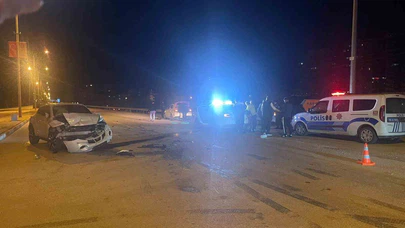 Kavşakta saniyelik hata, hastanelik aile...  Karaman'da alkollü sürücü kırmızıda geçti, ciple otomobil çarpıştı!