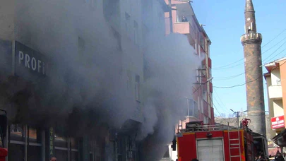 Kars’ta korkutan depo yangını... Alevler büyüdü, kalabalık arttı!