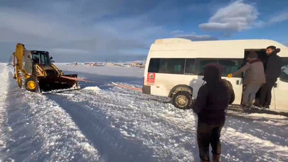 Kars’ta yolda mahsur kalan öğrencilerin imdadına ekipler yetişti