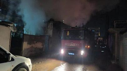 Hatay’da korku dolu dakikalar... Metruk bina yandı, mahalle ayakta kaldı!