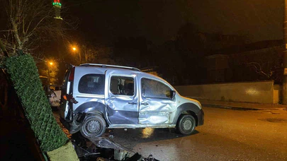 Kocaeli'de çarpışma yetmedi, araç duvara saplandı!