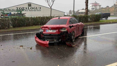 Antalya’da ıslak yol, acı son... Kontrolden çıkan otomobil refüje ok gibi saplandı!