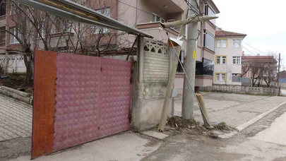 10 saniye ile hayattalar! Virajı alamadı, kapıyı kırdı, bahçeye daldı...