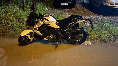 Köpeğe çarpmamak için gelen ani manevra motosikletliyi metrelerce savurdu!