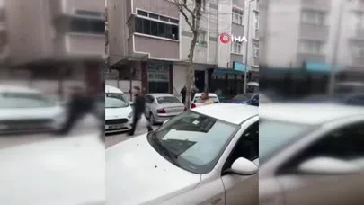 Pide sırası karıştı, yumruklar havada uçuştu! 'Buraya park edemezsin' tartışması kameraya böyle yansıdı