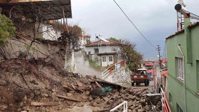 Kuvvetli yağışa dayanamadı, çöktü