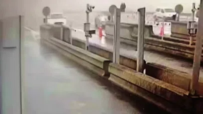 Ankara yolunda beton bariyerle randevu... Aracın gişelere ok gibi saplandığı anlar kameraya böyle yansıdı!