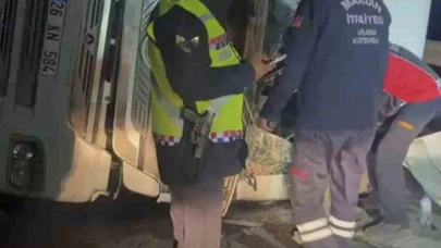 Mardin’de pet şişe yüklü tır devrildi: 1 yaralı