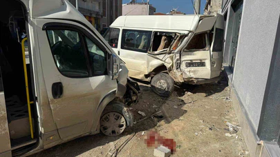 Park halindeki araca ok gibi saplandı! Hatay'da yürek hoplatan çarpışma anbean kamerada...