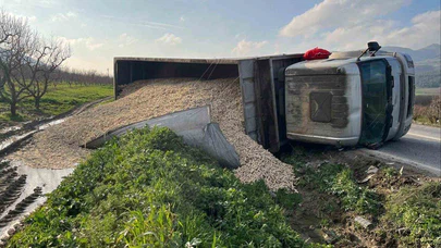 Bilecik’te yürek hoplatan kaza... Direksiyon kaydı, mısır yüklü TIR yan yattı!