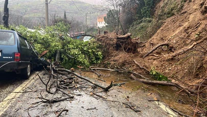 O otomobil tanınmaz halde... İzmir’de doğa uyardı, toprak yuttu!