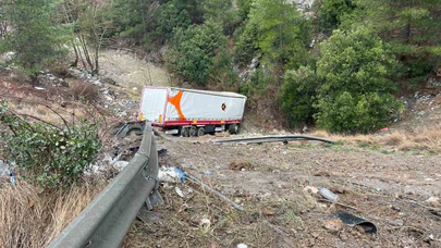 Adana yolunda ölümle burun buruna... Tır 50 metre yuvarlandı, bariyerler yola savruldu!