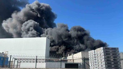Oyuncak fabrikası alev alev... Akhisar’ı siyah duman kapladı!